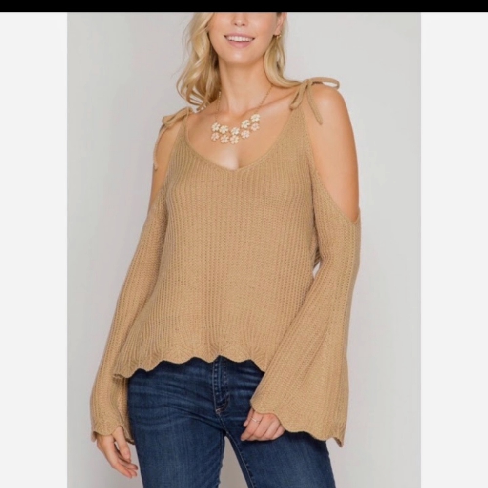 The detailing on this sweater with a peekaboo back amazing scalloped hem bell sl - Picture 1 of 5